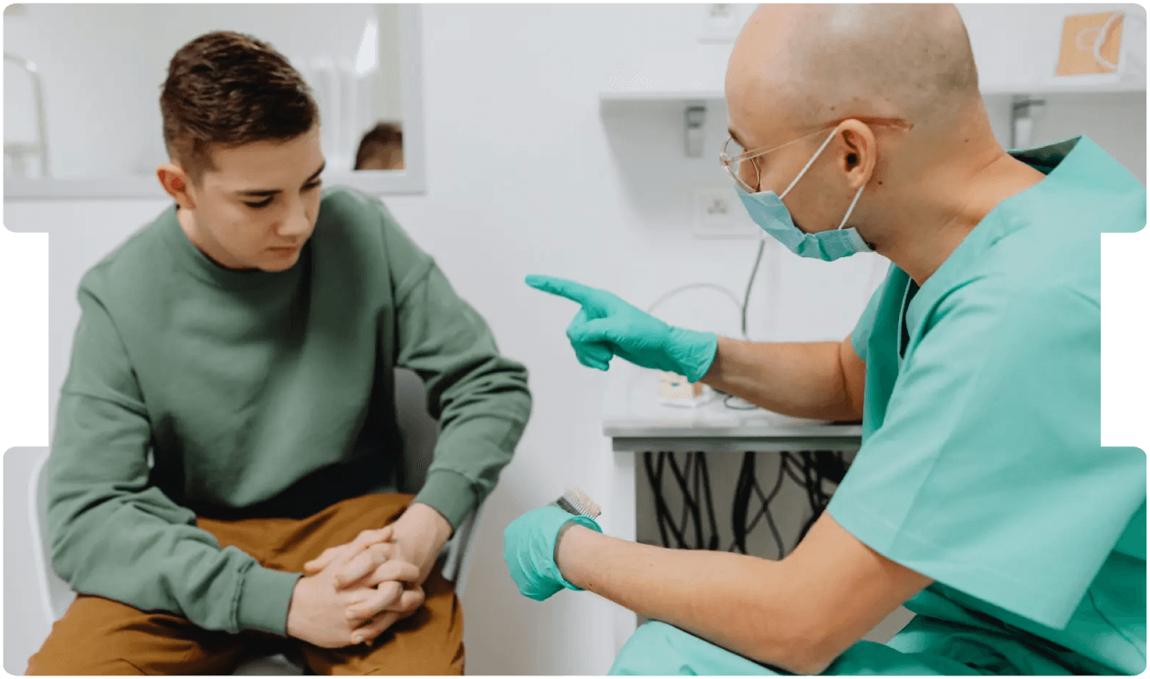Doctor discussing symptoms with a young patient, highlighting the importance of accurate assessment in diagnosing acute appendicitis in children.