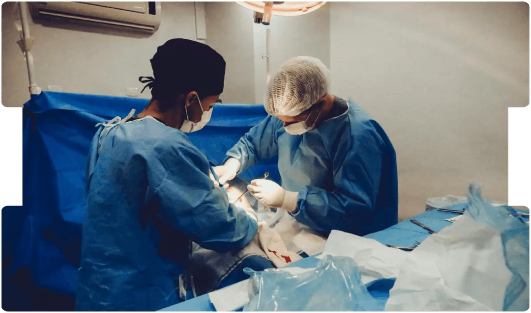 Surgeons performing an operation, reflecting precision, accountability, and the clarity needed in understanding clinical negligence law.