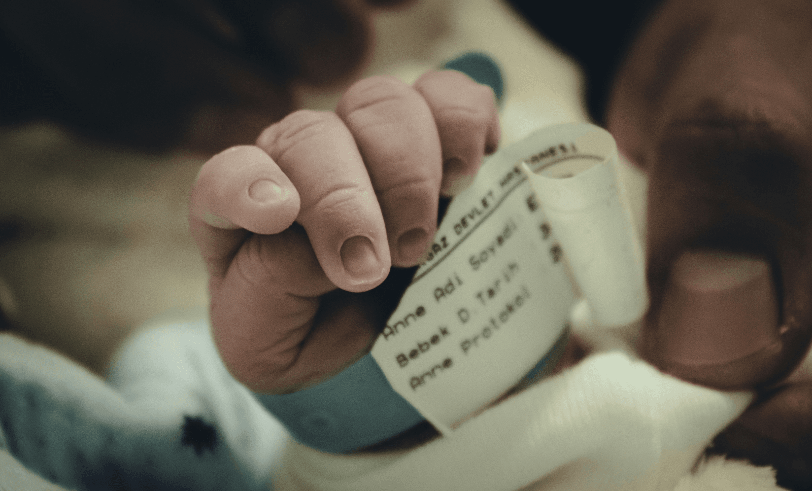 newborn-hand-hospital-placenta-INNEG
