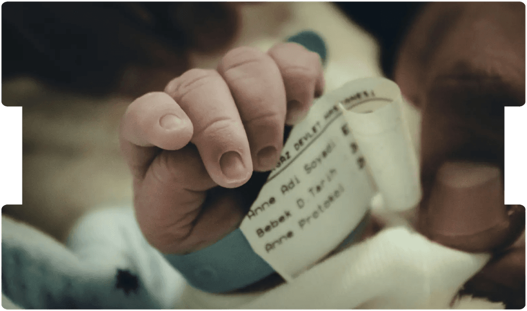 Close-up of a newborn’s hand with an identification bracelet, symbolising the placenta’s crucial role in understanding birth injury claims.
