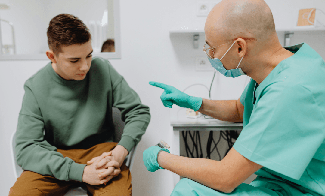 Doctor discussing symptoms with a young patient, highlighting the importance of accurate assessment in diagnosing acute appendicitis in children.