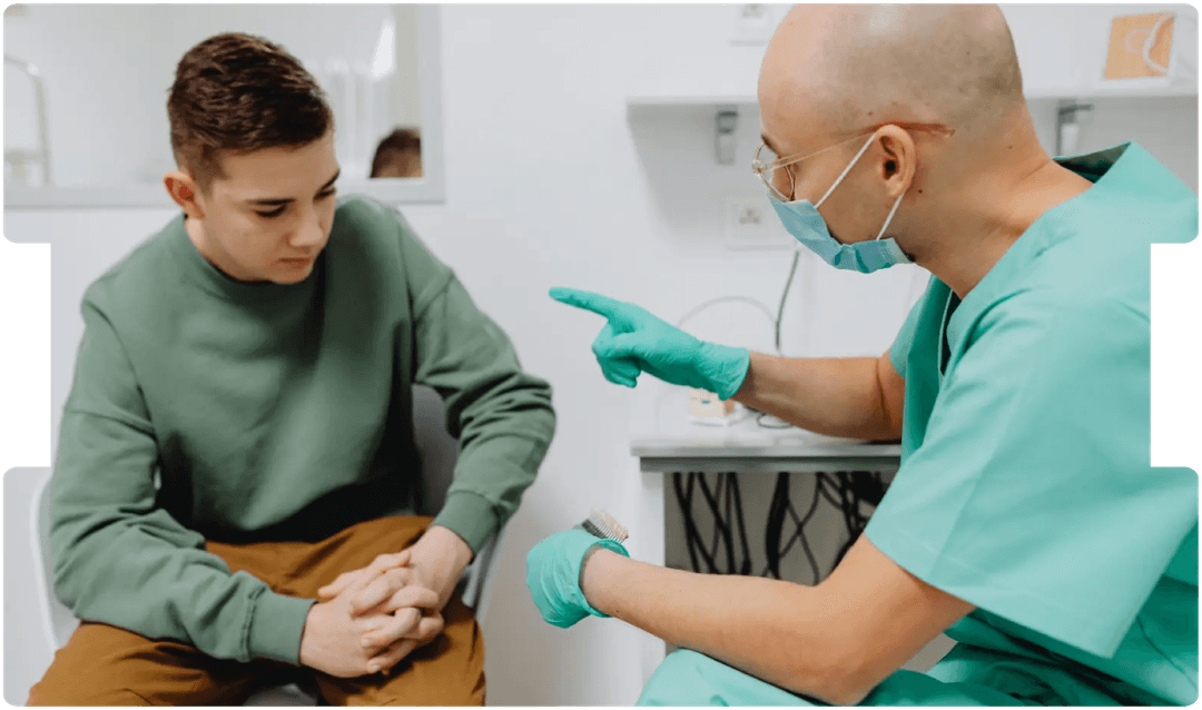 Doctor discussing symptoms with a young patient, highlighting the importance of accurate assessment in diagnosing acute appendicitis in children.
