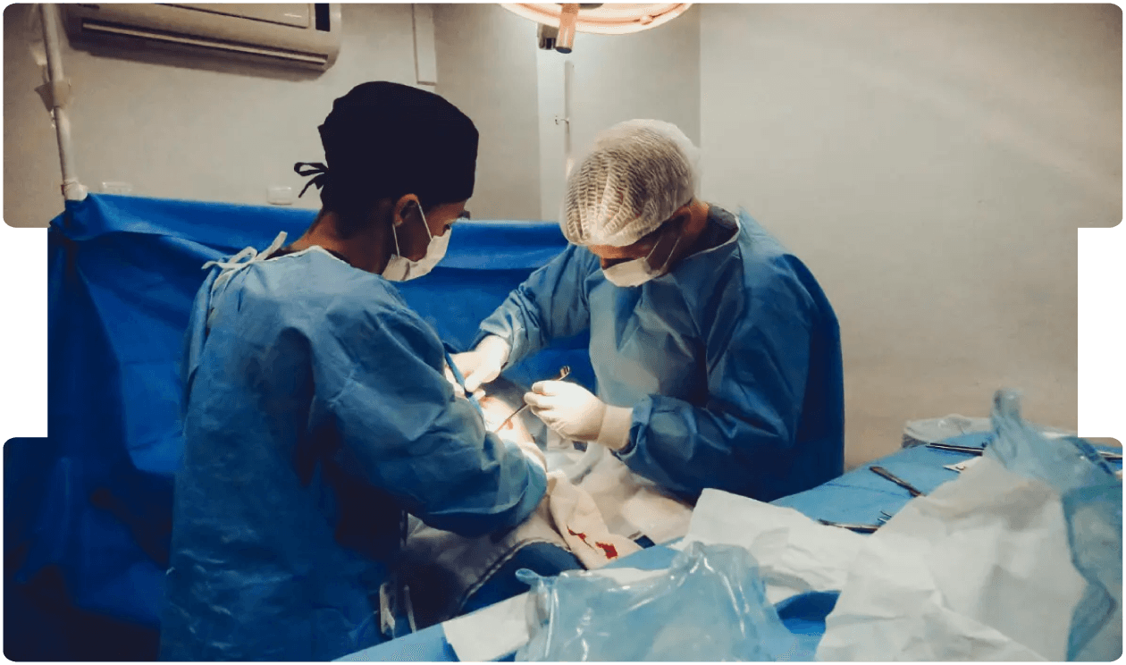 Surgeons performing an operation, reflecting precision, accountability, and the clarity needed in understanding clinical negligence law.