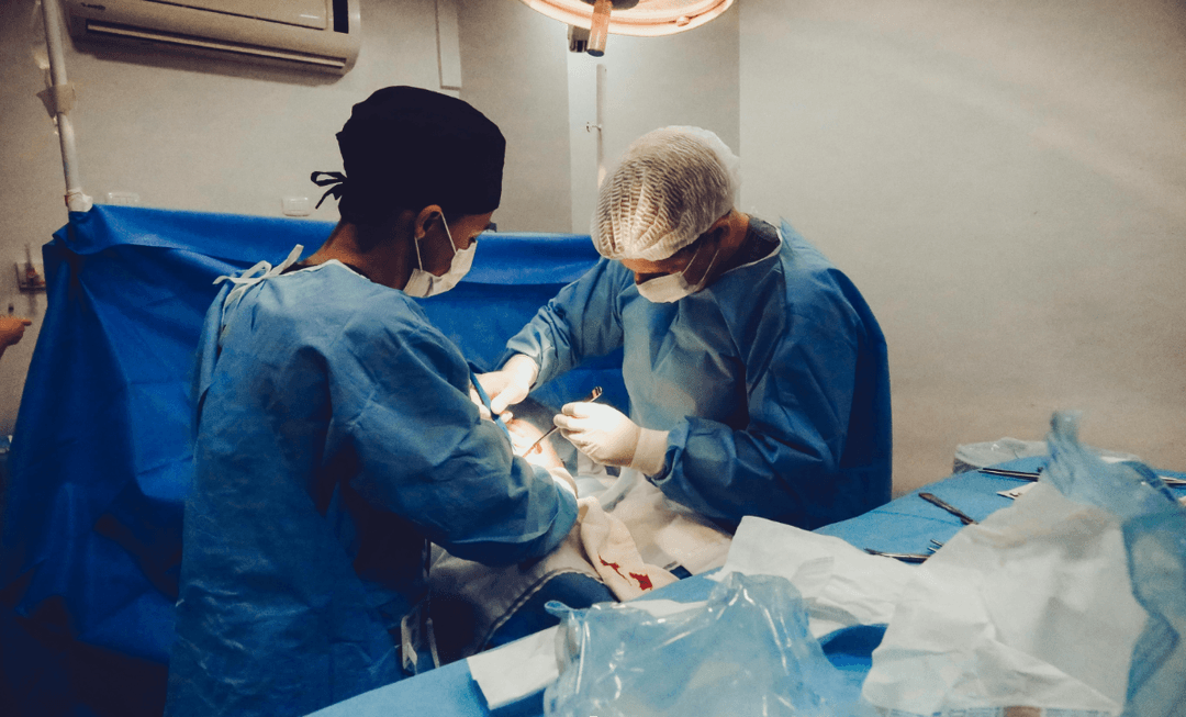 Surgeons performing an operation, reflecting precision, accountability, and the clarity needed in understanding clinical negligence law.