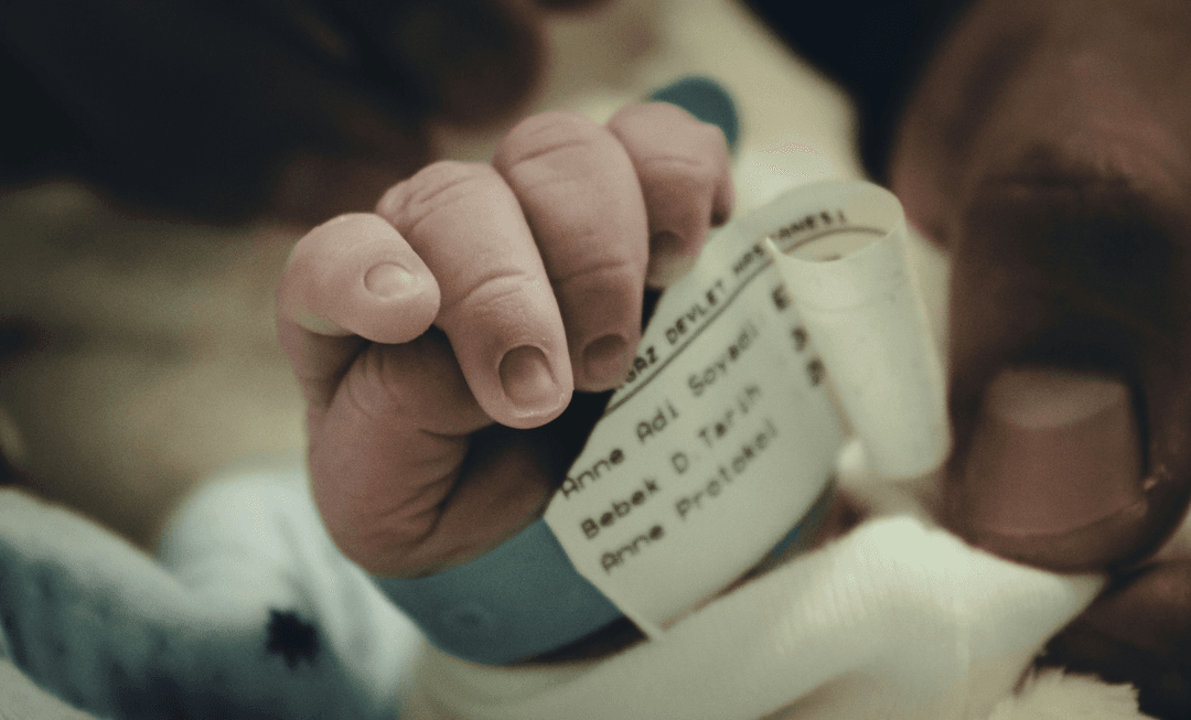 Close-up of a newborn’s hand with an identification bracelet, symbolising the placenta’s crucial role in understanding birth injury claims.