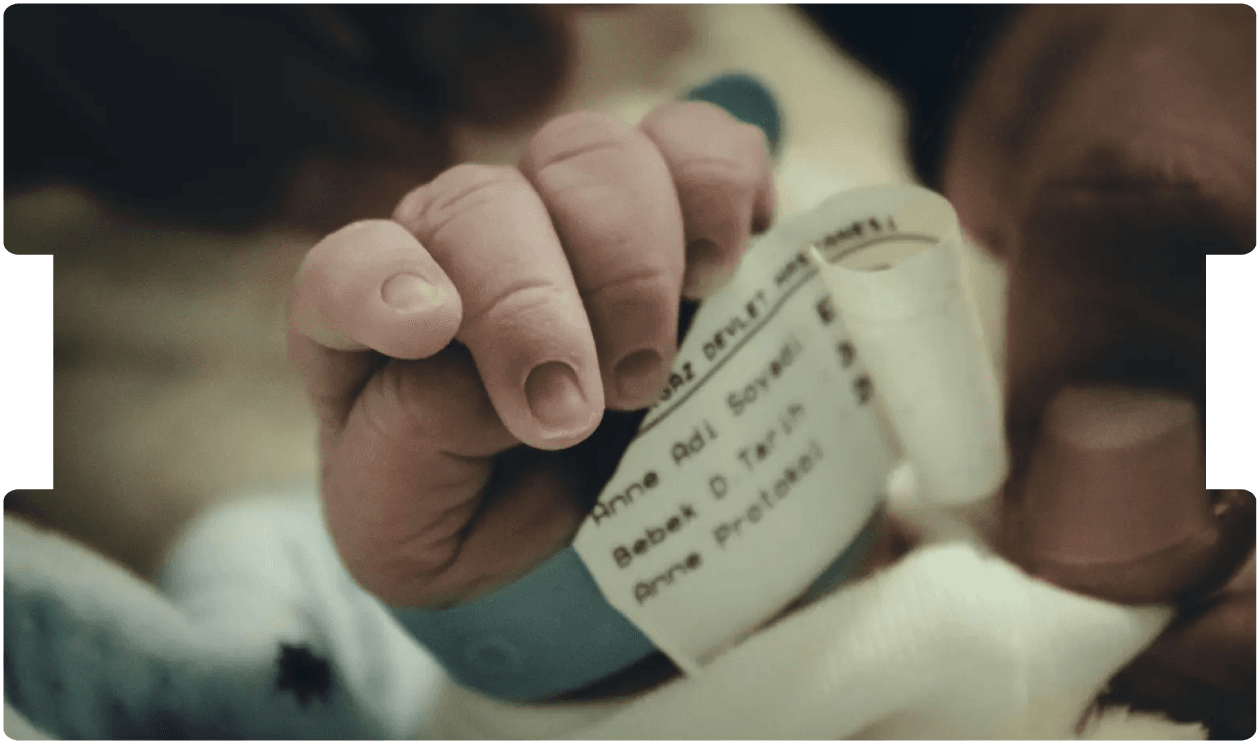 Close-up of a newborn’s hand with an identification bracelet, symbolising the placenta’s crucial role in understanding birth injury claims.